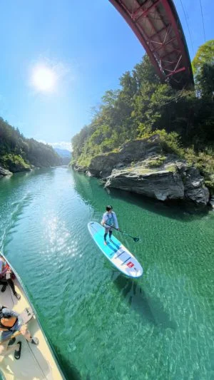 無料壁紙 宮川ブルーを荻原橋の下でカヌー＆SUPを楽しむ。PCとデスクトップ壁紙に最適な4K高画質の無料壁紙。三重県大台町の宮川で撮影したフリー写真素材