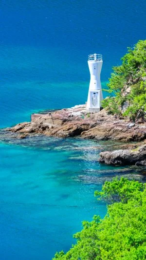 無料スマホ壁紙 青い海と白亜の灯台。AndroidとiPhoneに対応した4K高画質の無料待ち受け画像。三重県南伊勢町のニラハマ展望台で撮影したフリー写真素材