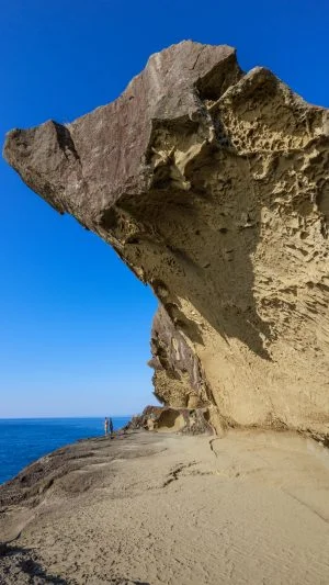 無料スマホ壁紙 海に突き出るような千畳敷。AndroidとiPhoneに対応した4K高画質の無料待ち受け画像。三重県熊野市の鬼ヶ城で撮影したフリー写真素材