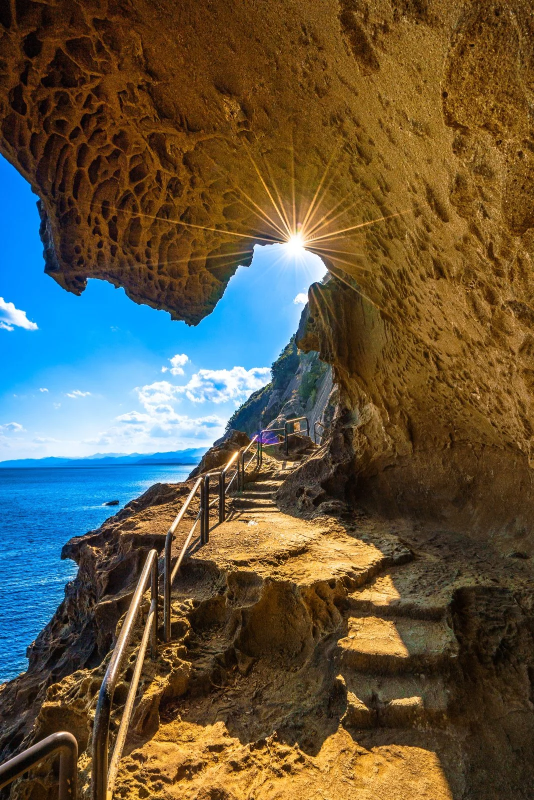 無料スマホ壁紙 世界遺産の絶景。AndroidとiPhoneに対応した4K高画質の無料待ち受け画像。三重県熊野市の鬼ヶ城で撮影したフリー写真素材