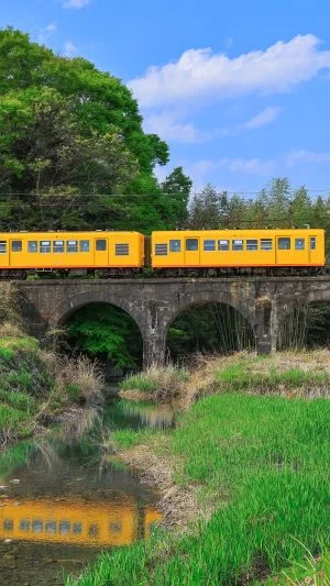 無料壁紙 めがね橋を渡るイエロー車両。PCとデスクトップ壁紙に最適な4K高画質の無料壁紙。三重県鉄道の三岐鉄道北勢線で撮影したフリー写真素材