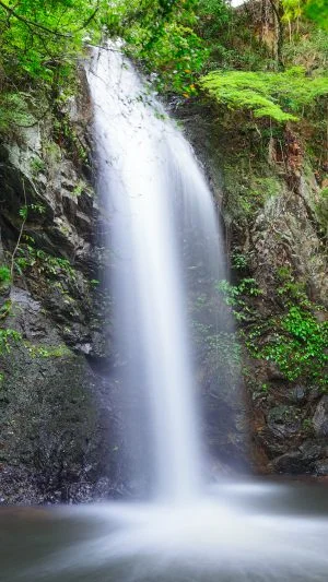 無料壁紙 水量が多いときの様子。PCとデスクトップ壁紙に最適な4K高画質の無料壁紙。三重県伊賀市の白藤滝で撮影したフリー写真素材