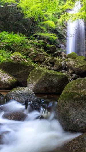 無料壁紙 美しい滝の清流。PCとデスクトップ壁紙に最適な4K高画質の無料壁紙。三重県伊賀市の白藤滝で撮影したフリー写真素材