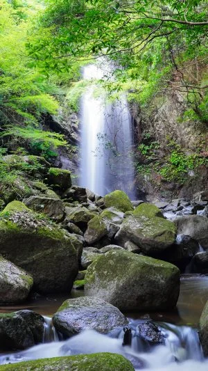 無料壁紙 赤い橋近くの岩場から滝を撮影。PCとデスクトップ壁紙に最適な4K高画質の無料壁紙。三重県伊賀市の白藤滝で撮影したフリー写真素材