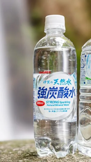 無料壁紙 伊賀の天然水強炭酸水のCMロケ地で伊賀の天然水と強炭酸水を撮ってみた。PCとデスクトップ壁紙に最適な4K高画質の無料壁紙。三重県伊賀市の白藤滝で撮影したフリー写真素材