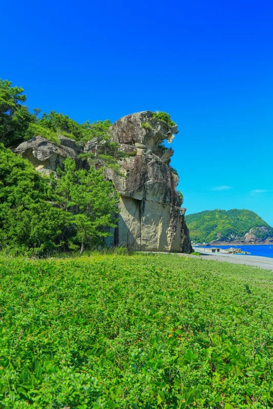 無料スマホ壁紙 獅子岩フィールド。AndroidとiPhoneに対応した4K高画質の無料待ち受け画像。三重県熊野市の獅子岩で撮影したフリー写真素材