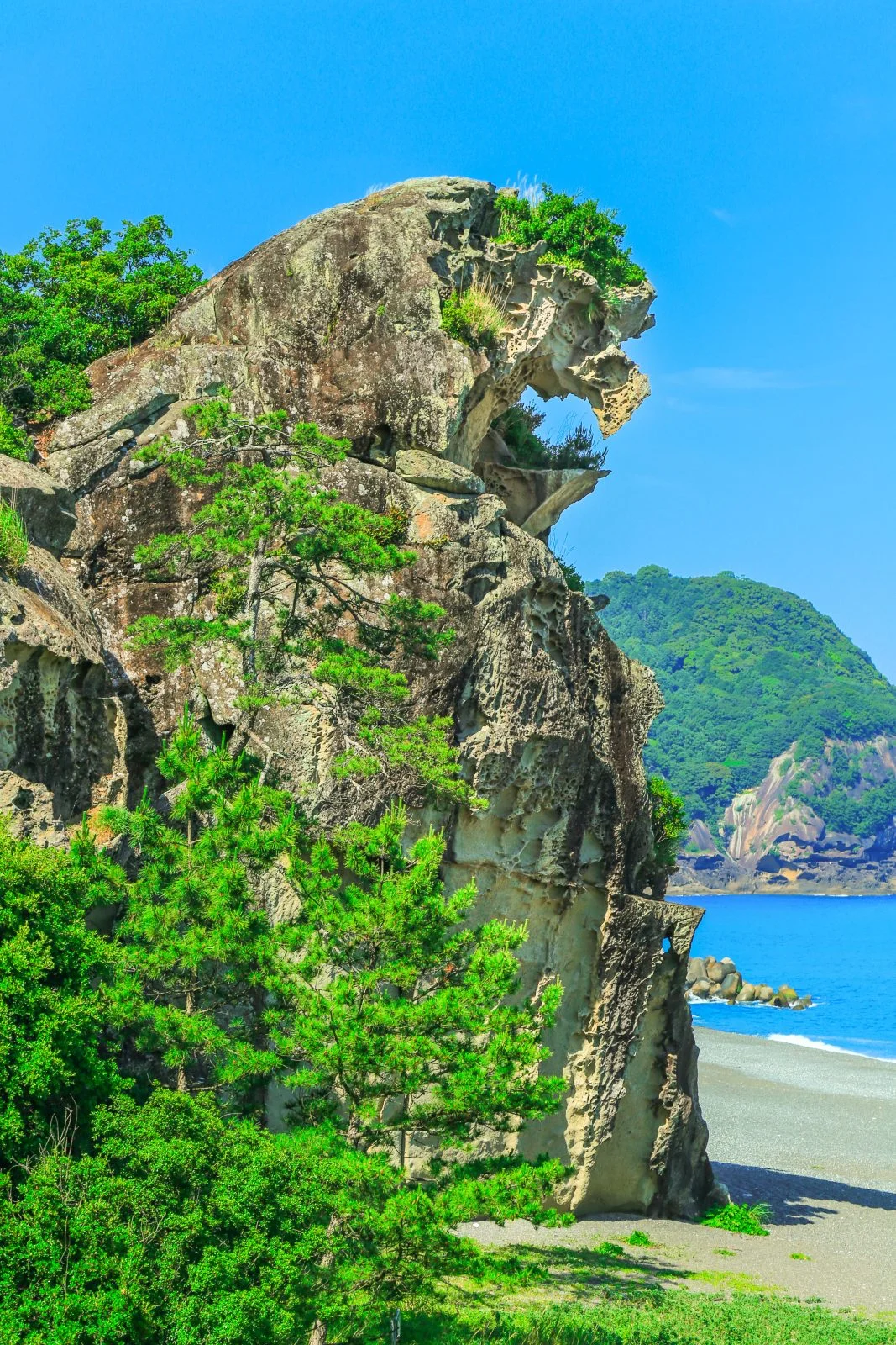 無料スマホ壁紙 新緑の獅子岩と鬼ヶ城。AndroidとiPhoneに対応した4K高画質の無料待ち受け画像。三重県熊野市の獅子岩で撮影したフリー写真素材