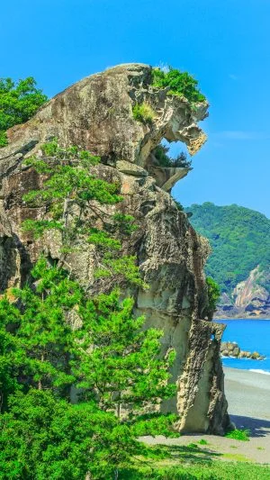 無料スマホ壁紙 新緑の獅子岩と鬼ヶ城。AndroidとiPhoneに対応した4K高画質の無料待ち受け画像。三重県熊野市の獅子岩で撮影したフリー写真素材