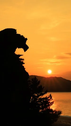 無料スマホ壁紙 世界遺産の獅子岩と朝日。AndroidとiPhoneに対応した4K高画質の無料待ち受け画像。三重県熊野市の獅子岩で撮影したフリー写真素材