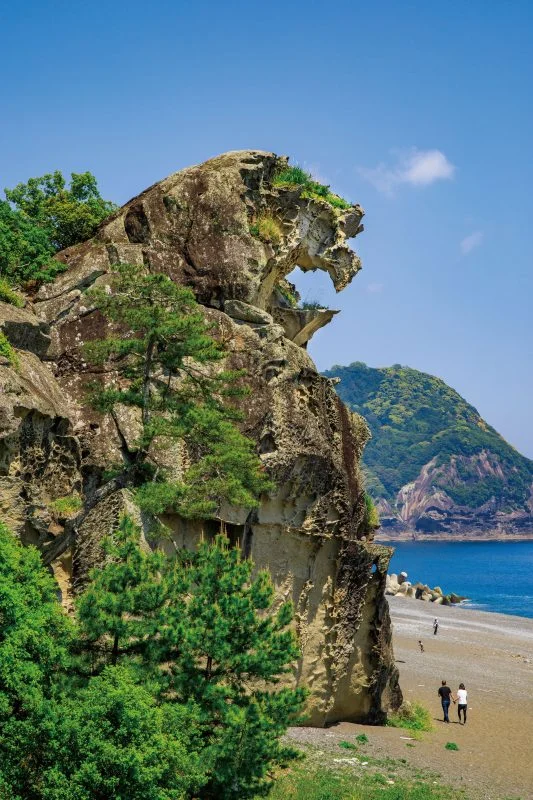 無料スマホ壁紙 高さ25メートルの獅子岩。AndroidとiPhoneに対応した4K高画質の無料待ち受け画像。三重県熊野市の獅子岩で撮影したフリー写真素材