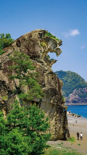 無料スマホ壁紙 高さ25メートルの獅子岩。AndroidとiPhoneに対応した4K高画質の無料待ち受け画像。三重県熊野市の獅子岩で撮影したフリー写真素材