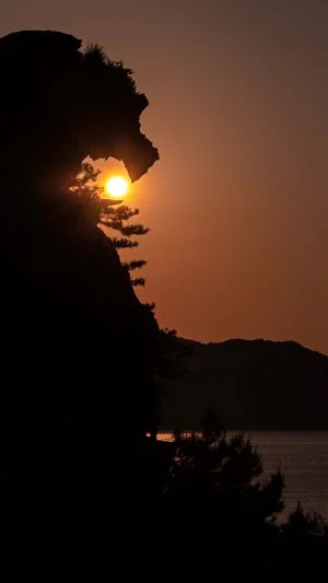 無料スマホ壁紙 獅子岩と朝陽。AndroidとiPhoneに対応した4K高画質の無料待ち受け画像。三重県熊野市の獅子岩で撮影したフリー写真素材