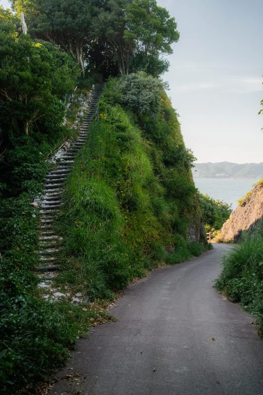 無料スマホ壁紙 しろんご街道の登坂。AndroidとiPhoneに対応した4K高画質の無料待ち受け画像。三重県鳥羽市の菅島で撮影したフリー写真素材