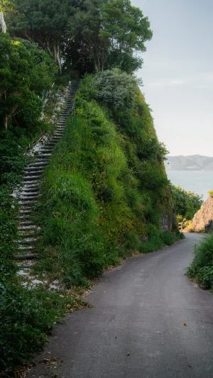 無料スマホ壁紙 しろんご街道の登坂。AndroidとiPhoneに対応した4K高画質の無料待ち受け画像。三重県鳥羽市の菅島で撮影したフリー写真素材