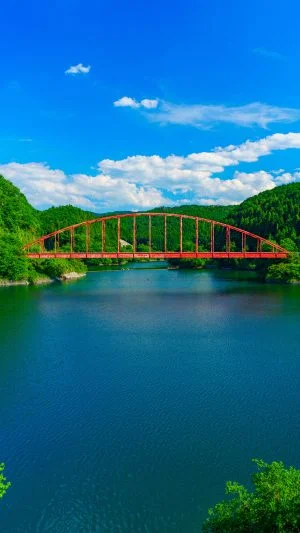 無料スマホ壁紙 赤い橋と新緑。AndroidとiPhoneに対応した4K高画質の無料待ち受け画像。三重県名張市の青蓮寺湖で撮影したフリー写真素材