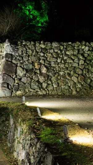 無料壁紙 石垣に整備された通路。PCとデスクトップ壁紙に最適な4K高画質の無料壁紙。三重県玉城町の田丸城跡で撮影したフリー写真素材