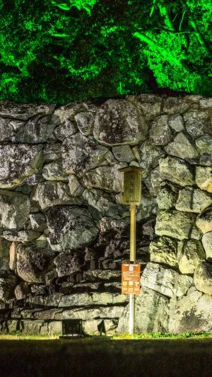 無料壁紙 天守跡のライトアップ。PCとデスクトップ壁紙に最適な4K高画質の無料壁紙。三重県玉城町の田丸城跡で撮影したフリー写真素材