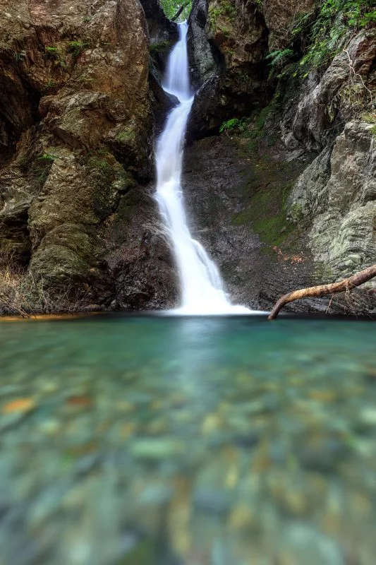 無料スマホ壁紙 絹糸のような滝。AndroidとiPhoneに対応した4K高画質の無料待ち受け画像。三重県南伊勢町の東宮不動の滝で撮影したフリー写真素材