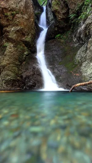 無料スマホ壁紙 絹糸のような滝。AndroidとiPhoneに対応した4K高画質の無料待ち受け画像。三重県南伊勢町の東宮不動の滝で撮影したフリー写真素材