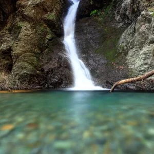 無料スマホ壁紙 絹糸のような滝。AndroidとiPhoneに対応した4K高画質の無料待ち受け画像。三重県南伊勢町の東宮不動の滝で撮影したフリー写真素材