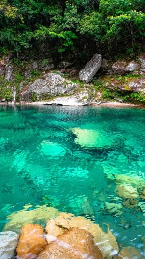 無料壁紙 奇跡の清流。PCとデスクトップ壁紙に最適な4K高画質の無料壁紙。三重県紀北町の銚子川で撮影したフリー写真素材