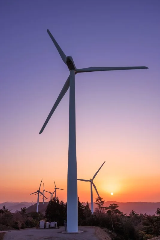 無料スマホ壁紙 朝陽と風車。AndroidとiPhoneに対応した4K高画質の無料待ち受け画像。三重県度会町の度会ウィンドファームで撮影したフリー写真素材