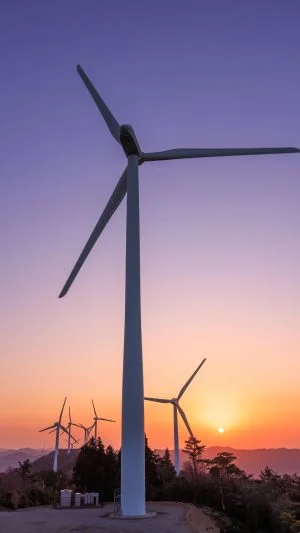 無料スマホ壁紙 朝陽と風車。AndroidとiPhoneに対応した4K高画質の無料待ち受け画像。三重県度会町の度会ウィンドファームで撮影したフリー写真素材