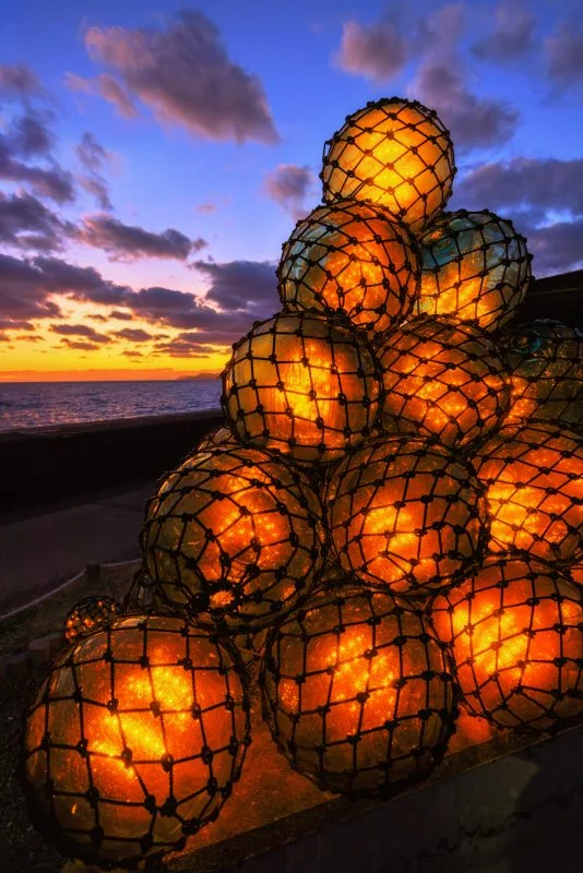 無料スマホ壁紙 夕焼けとビン玉。AndroidとiPhoneに対応した4K高画質の無料待ち受け画像。三重県志摩市のビン玉ロードで撮影したフリー写真素材