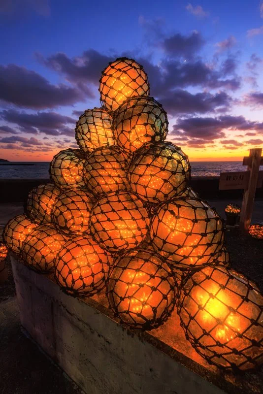 無料スマホ壁紙 夜空に輝くビン玉。AndroidとiPhoneに対応した4K高画質の無料待ち受け画像。三重県志摩市のビン玉ロードで撮影したフリー写真素材