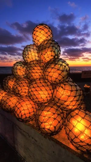 無料スマホ壁紙 夜空に輝くビン玉。AndroidとiPhoneに対応した4K高画質の無料待ち受け画像。三重県志摩市のビン玉ロードで撮影したフリー写真素材