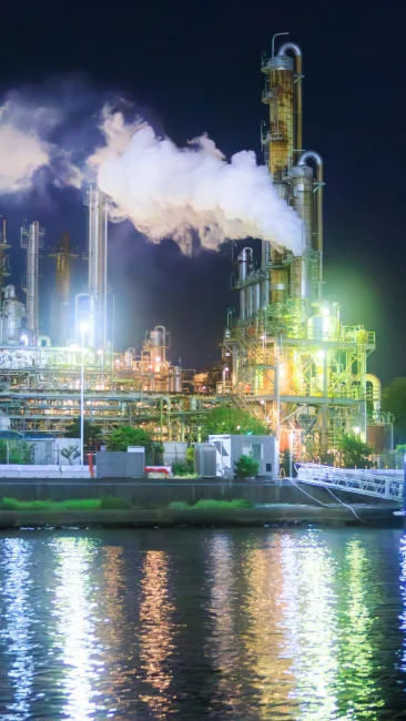 無料壁紙 クルーズから眺める工場夜景の絶景。PCとデスクトップ壁紙に最適な4K高画質の無料壁紙。三重県四日市市の四日市コンビナート夜景クルーズで撮影したフリー写真素材