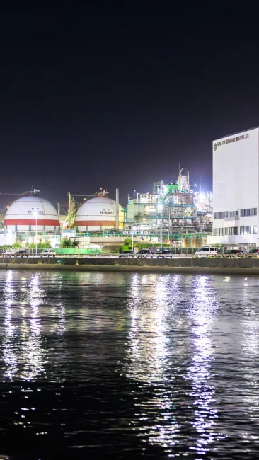 無料壁紙 クルーズから眺める霞ヶ浦の工場夜景。PCとデスクトップ壁紙に最適な4K高画質の無料壁紙。三重県四日市市の四日市コンビナート夜景クルーズで撮影したフリー写真素材