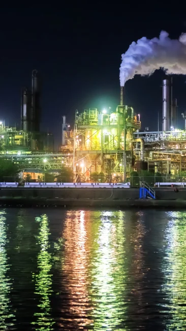 無料壁紙 クルーズから眺める工場夜景。PCとデスクトップ壁紙に最適な4K高画質の無料壁紙。三重県四日市市の四日市コンビナート夜景クルーズで撮影したフリー写真素材