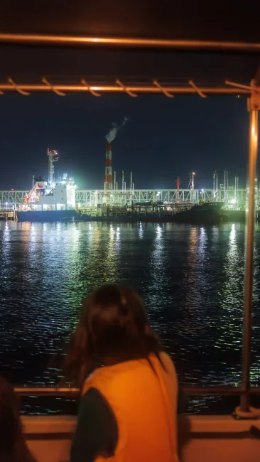 無料壁紙 乗船の様子。PCとデスクトップ壁紙に最適な4K高画質の無料壁紙。三重県四日市市の四日市コンビナート夜景クルーズで撮影したフリー写真素材