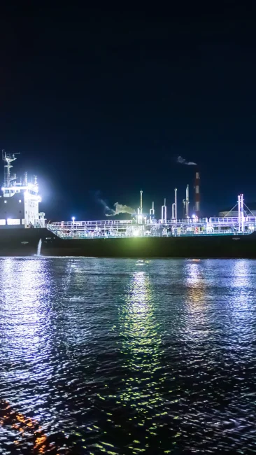 無料壁紙 クルーズから眺める巨大な船。PCとデスクトップ壁紙に最適な4K高画質の無料壁紙。三重県四日市市の四日市コンビナート夜景クルーズで撮影したフリー写真素材