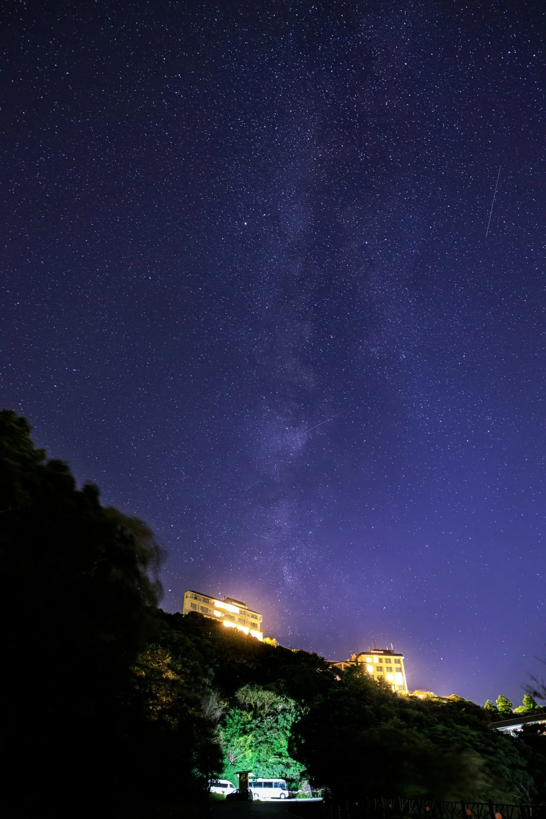 無料スマホ壁紙 天の川が見える満天の星。AndroidとiPhoneに対応した4K高画質の無料待ち受け画像。三重県鳥羽市の石鏡町で撮影したフリー写真素材