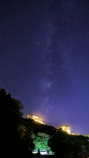 無料スマホ壁紙 天の川が見える満天の星。AndroidとiPhoneに対応した4K高画質の無料待ち受け画像。三重県鳥羽市の石鏡町で撮影したフリー写真素材