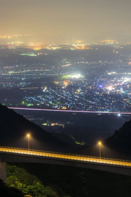 無料スマホ壁紙 春霞の夜景。AndroidとiPhoneに対応した4K高画質の無料待ち受け画像。三重県菰野町の鈴鹿スカイラインで撮影したフリー写真素材