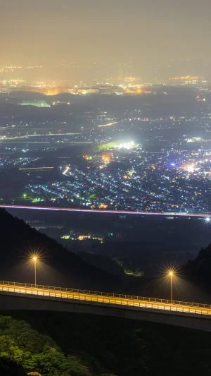 無料スマホ壁紙 春霞の夜景。AndroidとiPhoneに対応した4K高画質の無料待ち受け画像。三重県菰野町の鈴鹿スカイラインで撮影したフリー写真素材