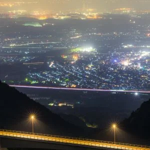 無料スマホ壁紙 春霞の夜景。AndroidとiPhoneに対応した4K高画質の無料待ち受け画像。三重県菰野町の鈴鹿スカイラインで撮影したフリー写真素材