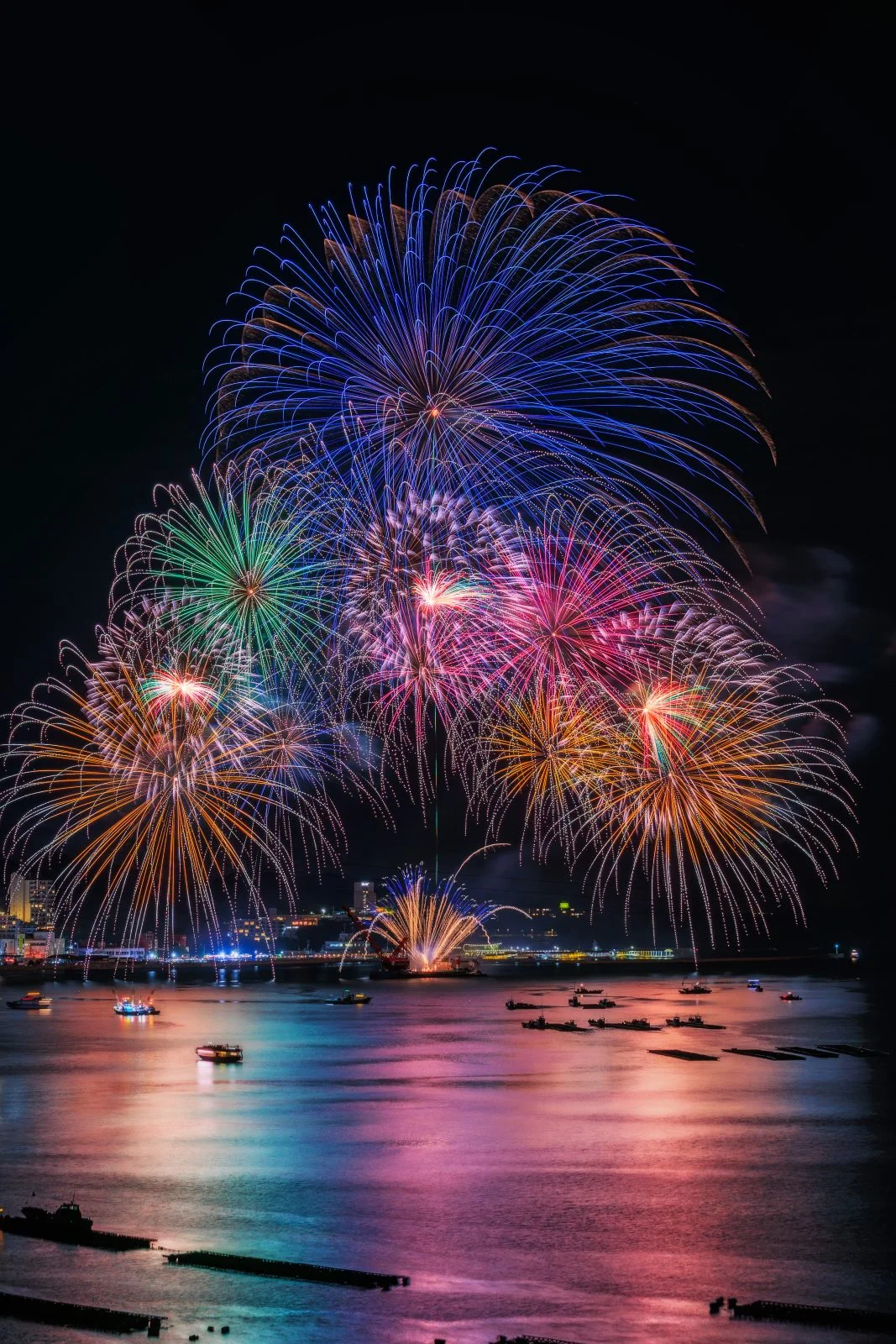 運気が上がる待ち受け カラフルな連発花火。AndroidとiPhoneに対応した4K高画質の無料スマホ壁紙。三重県鳥羽市の鳥羽みなとまつりで撮影したフリー写真素材