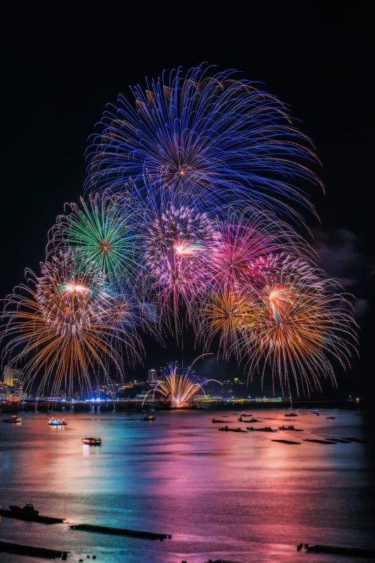 運気が上がる待ち受け カラフルな連発花火。AndroidとiPhoneに対応した4K高画質の無料スマホ壁紙。三重県鳥羽市の鳥羽みなとまつりで撮影したフリー写真素材