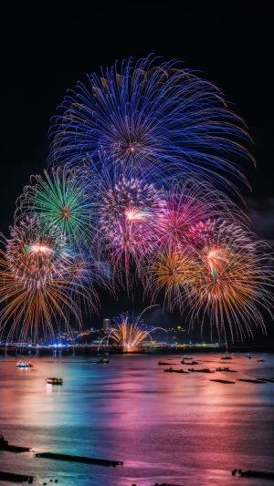 運気が上がる待ち受け カラフルな連発花火。AndroidとiPhoneに対応した4K高画質の無料スマホ壁紙。三重県鳥羽市の鳥羽みなとまつりで撮影したフリー写真素材