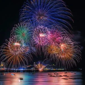 運気が上がる待ち受け カラフルな連発花火。AndroidとiPhoneに対応した4K高画質の無料スマホ壁紙。三重県鳥羽市の鳥羽みなとまつりで撮影したフリー写真素材