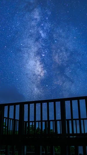 無料壁紙 展望デッキと天の川。PCとデスクトップ壁紙に最適な4K高画質の無料壁紙。三重県南伊勢町の中ノ磯展望台で撮影したフリー写真素材