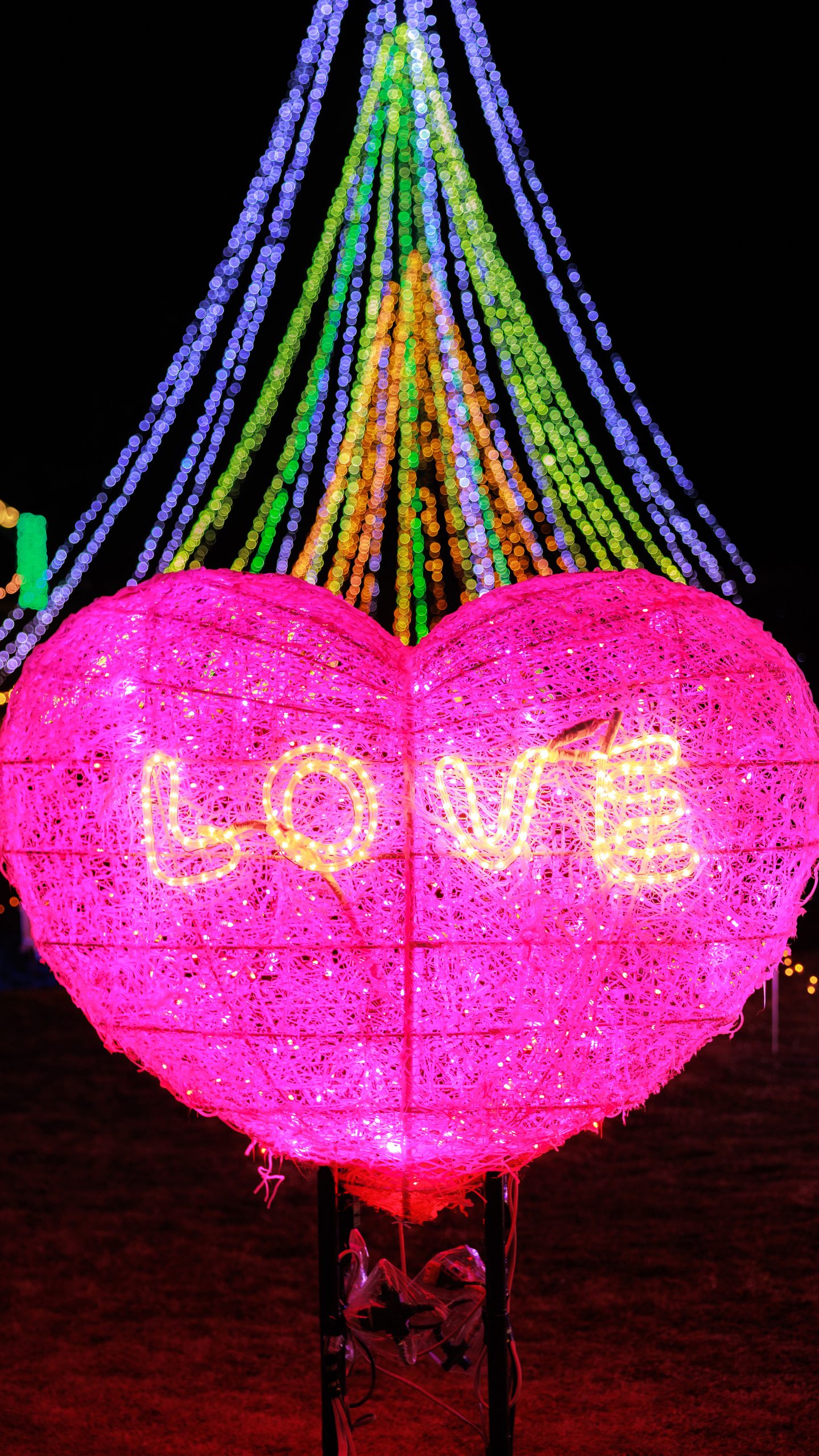 無料スマホ壁紙 ハートのLOVE ♥️ イルミネーション。AndroidとiPhoneに対応した4K高画質の無料待ち受け画像。三重県紀宝町の光の祭典 in 紀宝で撮影したフリー写真素材