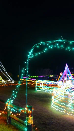 無料壁紙 道路からイルミを見下ろす。PCとデスクトップ壁紙に最適な4K高画質の無料壁紙。三重県紀宝町の光の祭典 in 紀宝で撮影したフリー写真素材