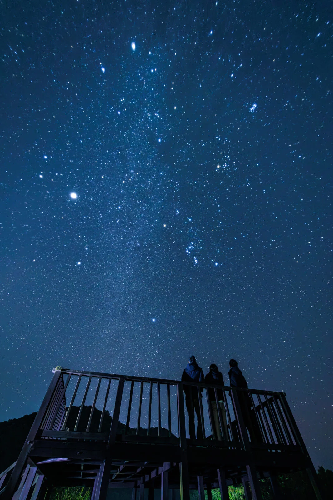 無料スマホ壁紙 展望台から冬の天の川を眺める人。AndroidとiPhoneに対応した4K高画質の無料待ち受け画像。三重県南伊勢町の中ノ磯展望台で撮影したフリー写真素材