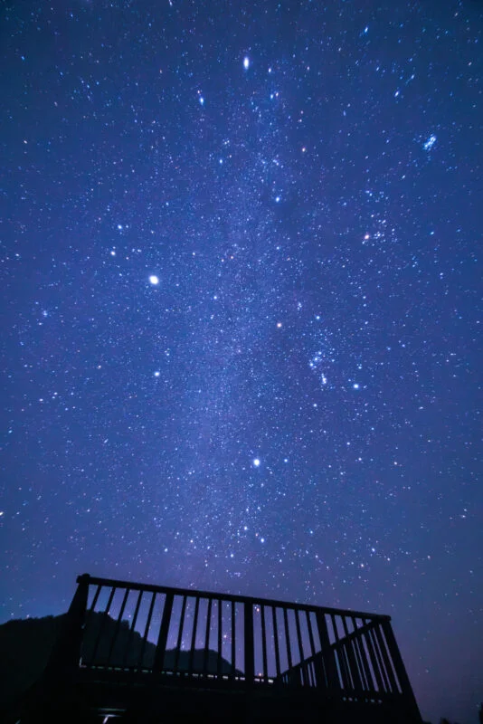 無料スマホ壁紙 展望台の真上に広がる満天の星と天の川。AndroidとiPhoneに対応した4K高画質の無料待ち受け画像。三重県南伊勢町の中ノ磯展望台で撮影したフリー写真素材