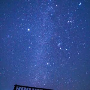 無料スマホ壁紙 展望台の真上に広がる満天の星と天の川。AndroidとiPhoneに対応した4K高画質の無料待ち受け画像。三重県南伊勢町の中ノ磯展望台で撮影したフリー写真素材